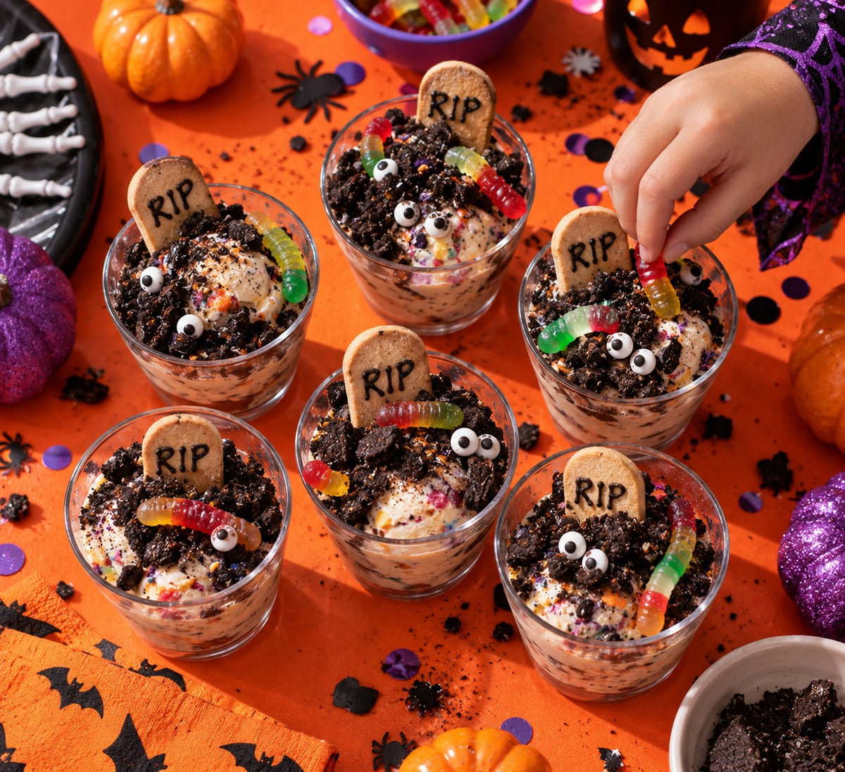 Coupes de crème glacée Funkky décorées en cimetière d'Halloween avec biscuits RIP et vers en bonbons